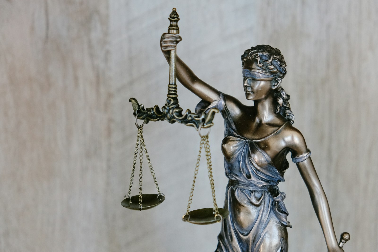 Estátua da deusa Têmis segurando a balança da justiça, símbolo do direito e da equidade tributária